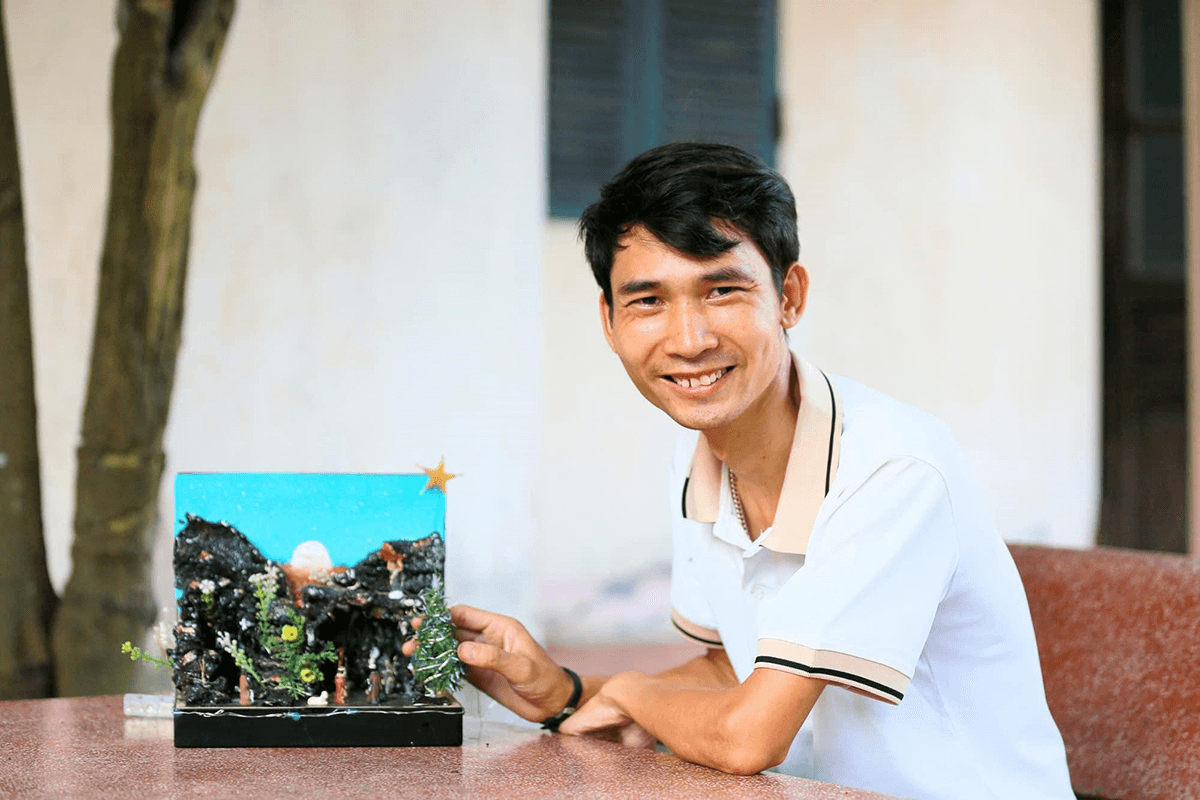 Chàng trai đam mê tái chế rác thải để hiện thực hóa "giấc mơ xanh"
