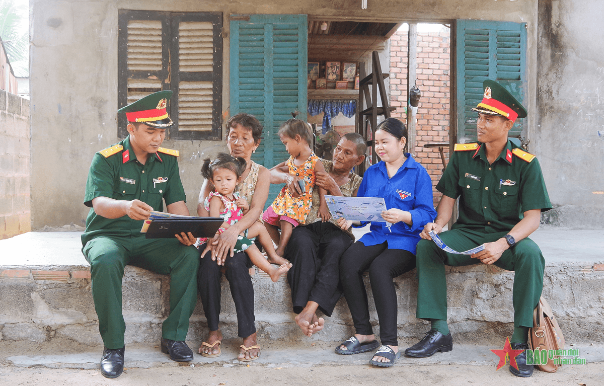 Bộ đội Tăng thiết giáp khéo tuyên truyền pháp luật
