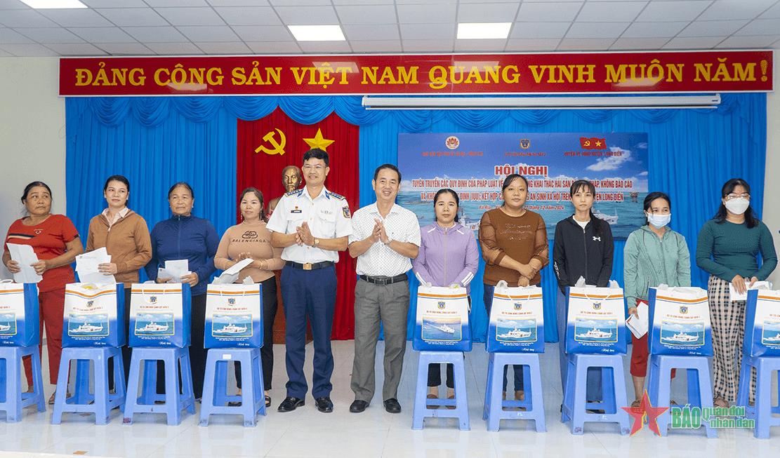 Vùng Cảnh sát biển 3 tuyên truyền pháp luật cho nhân dân xã Phước Tỉnh