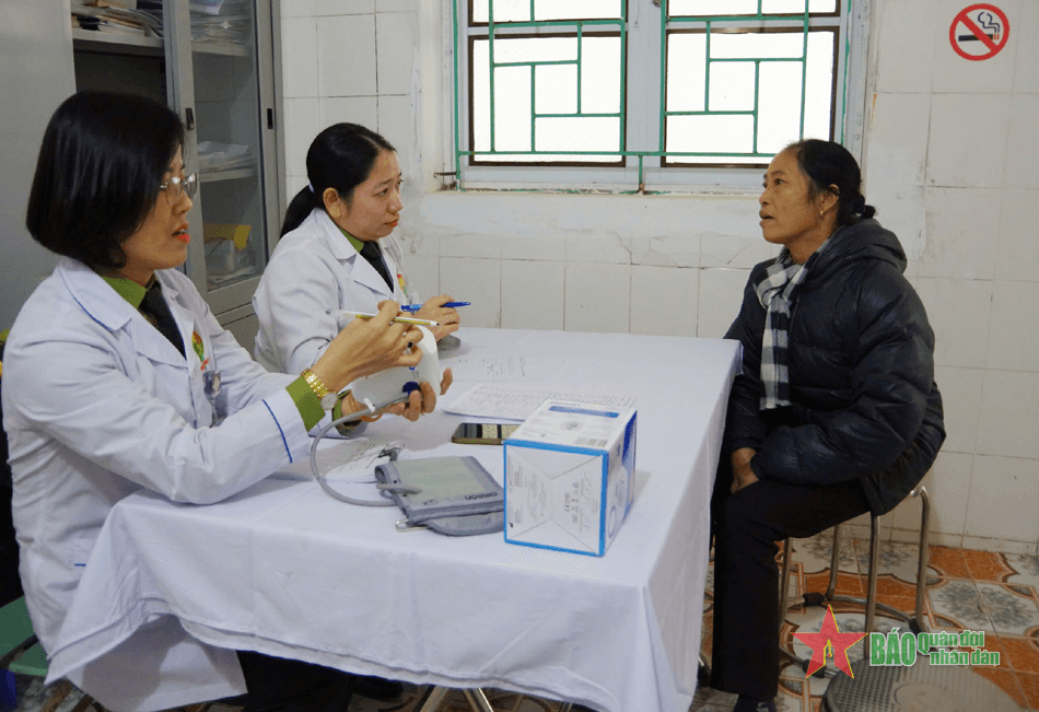 Bệnh viện Quân y 5 tặng quà, khám bệnh miễn phí tại xã Hữu Lợi (Yên Thủy, Hòa Bình)