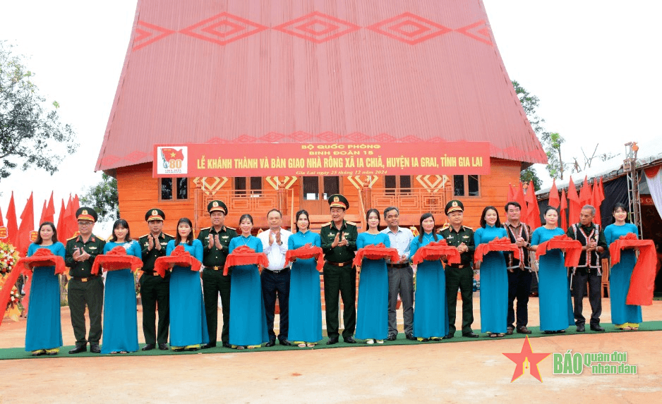 Món quà nghĩa tình tặng dân làng đón Tết