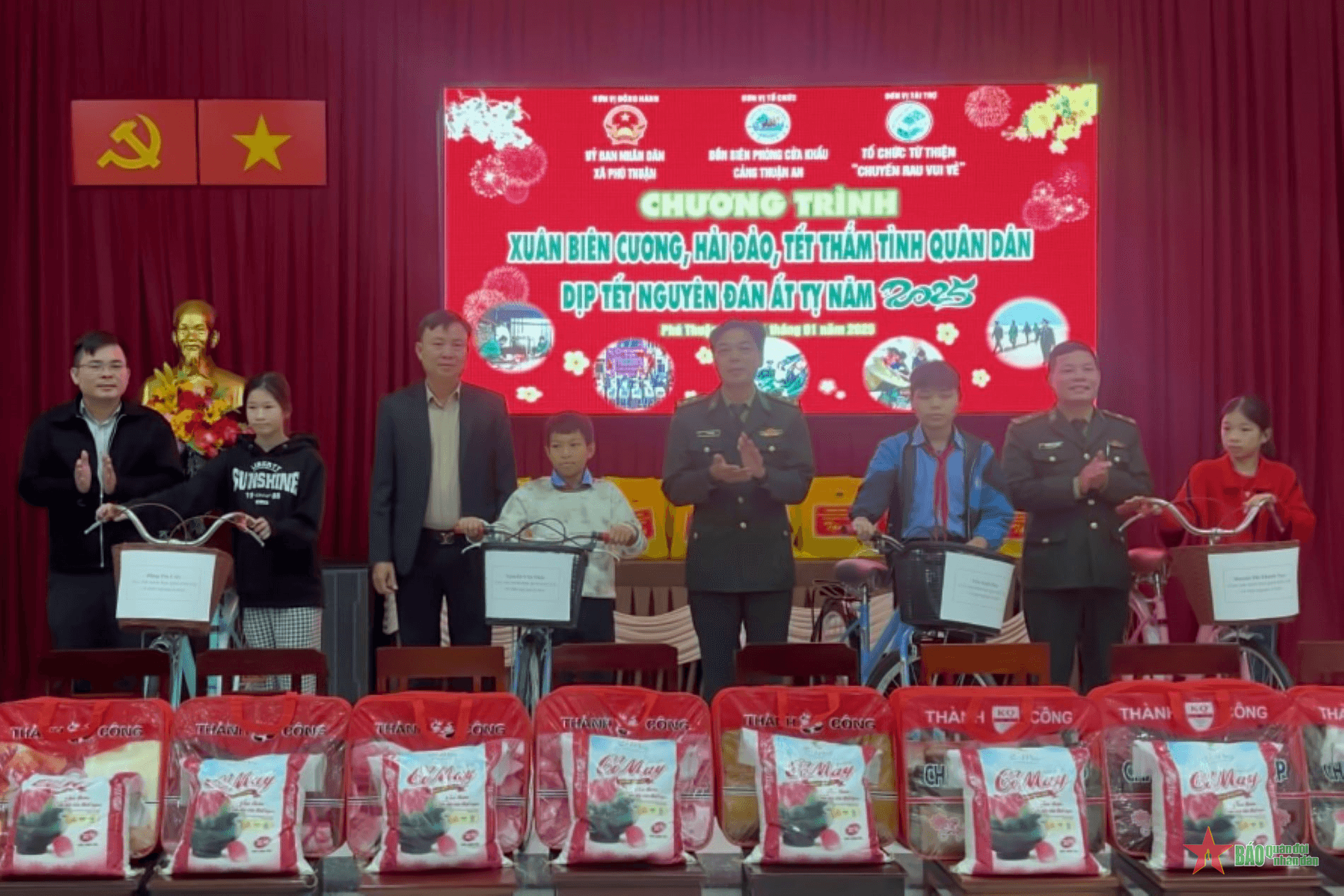 Huyện Phú Vang (Thừa Thiên Huế): Xuân biên cương, hải đảo - Tết thắm tình quân dân