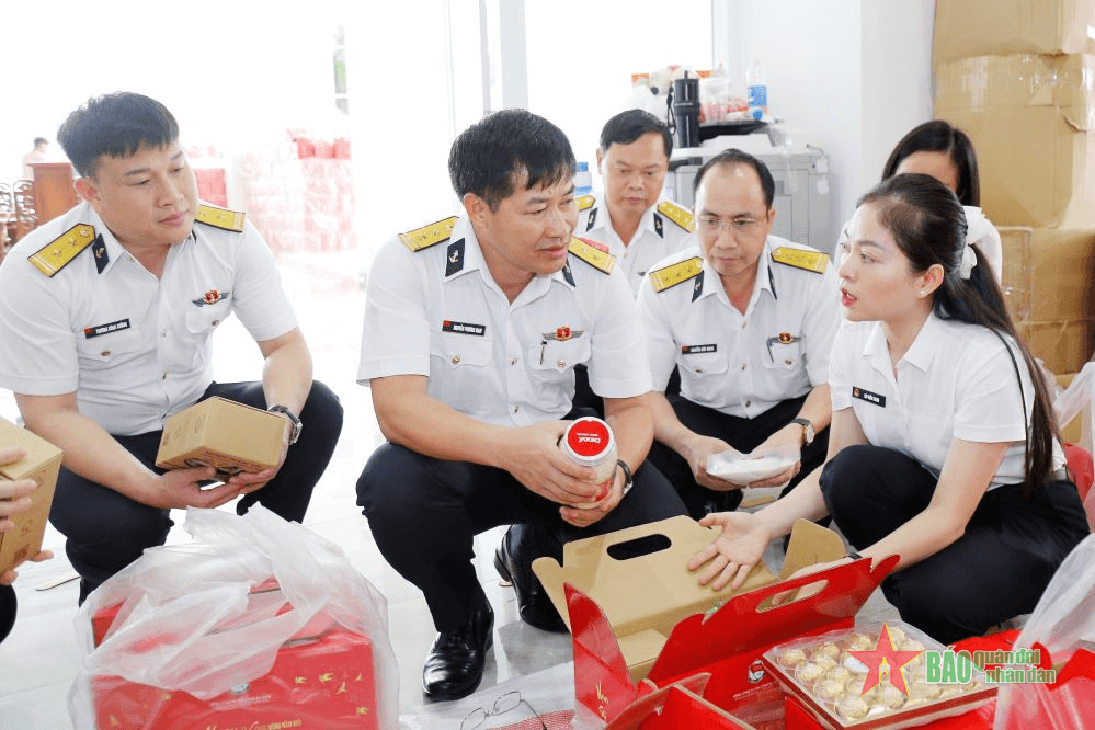 Tân Cảng Sài Gòn bảo đảm quà Tết cho người lao động