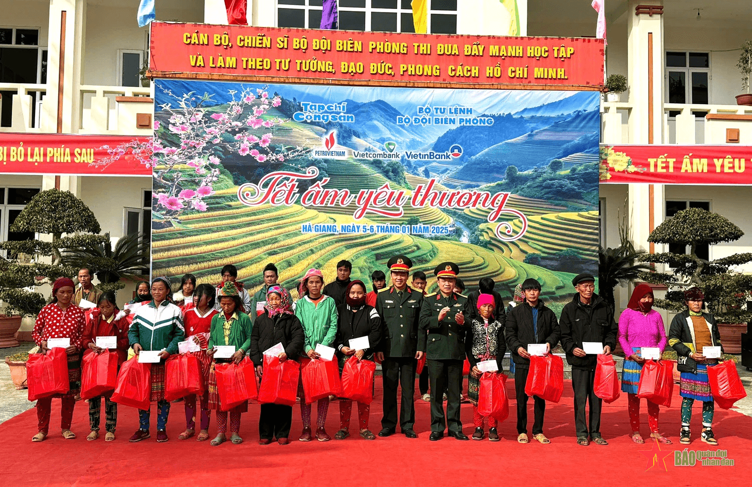 Chương trình “Tết ấm yêu thương” tại biên giới Hà Giang