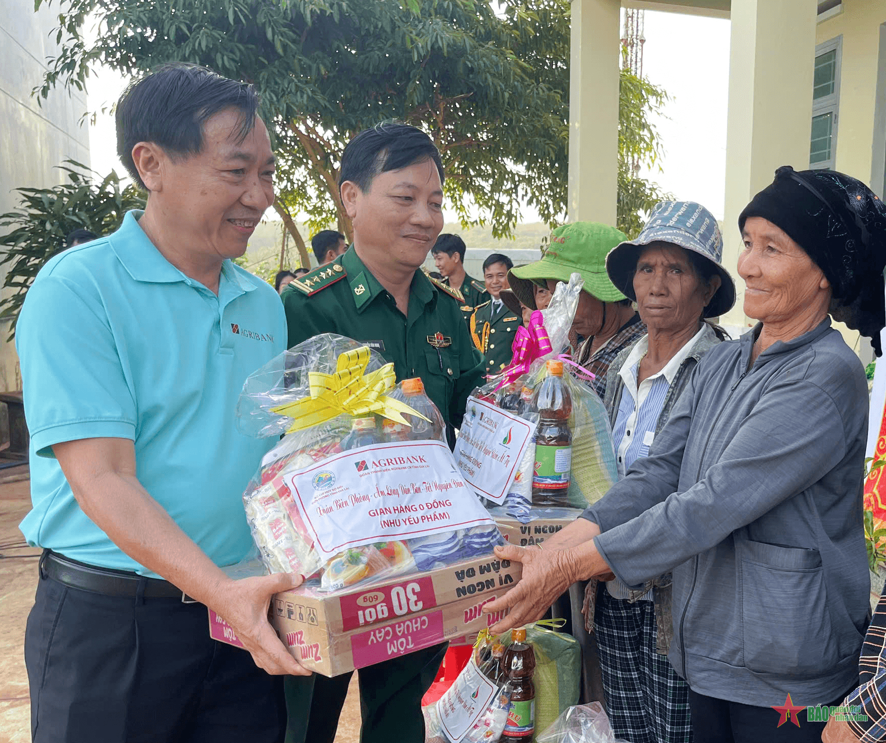 "Xuân biên phòng ấm lòng dân bản" ở biên giới Gia Lai