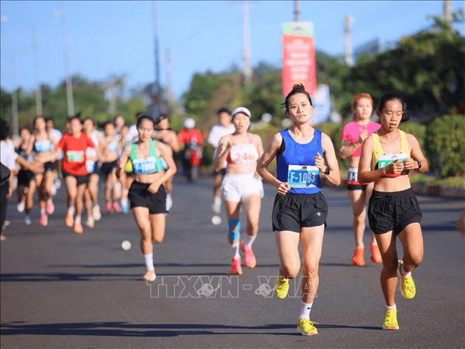 Hơn 1.700 vận động viên chinh phục đỉnh cao Bà Rá