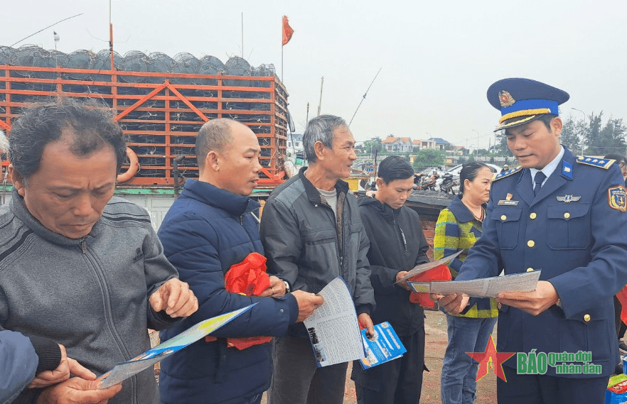 Cùng ngư dân Quảng Bình bám biển