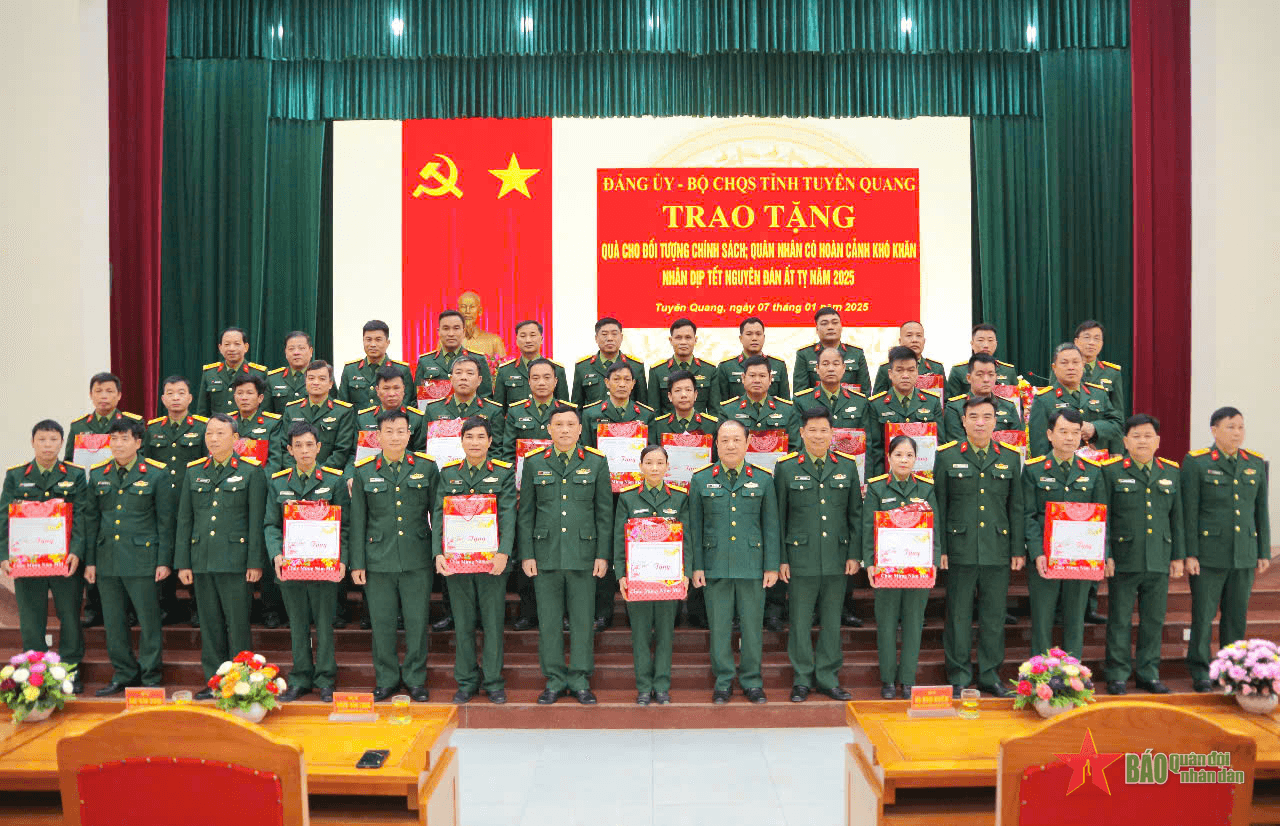 Bộ CHQS tỉnh Tuyên Quang tặng quà đối tượng chính sách, quân nhân có hoàn cảnh khó khăn