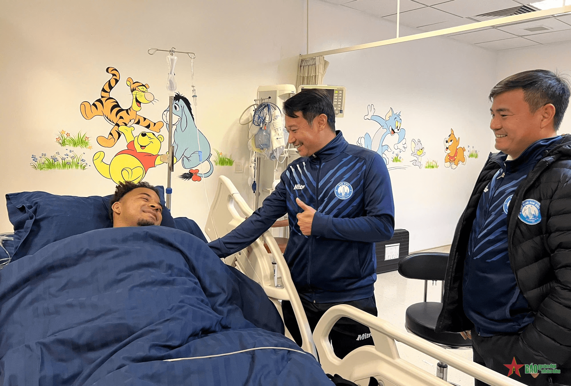 Xuân Son hát Quốc ca Việt Nam sau ca phẫu thuật