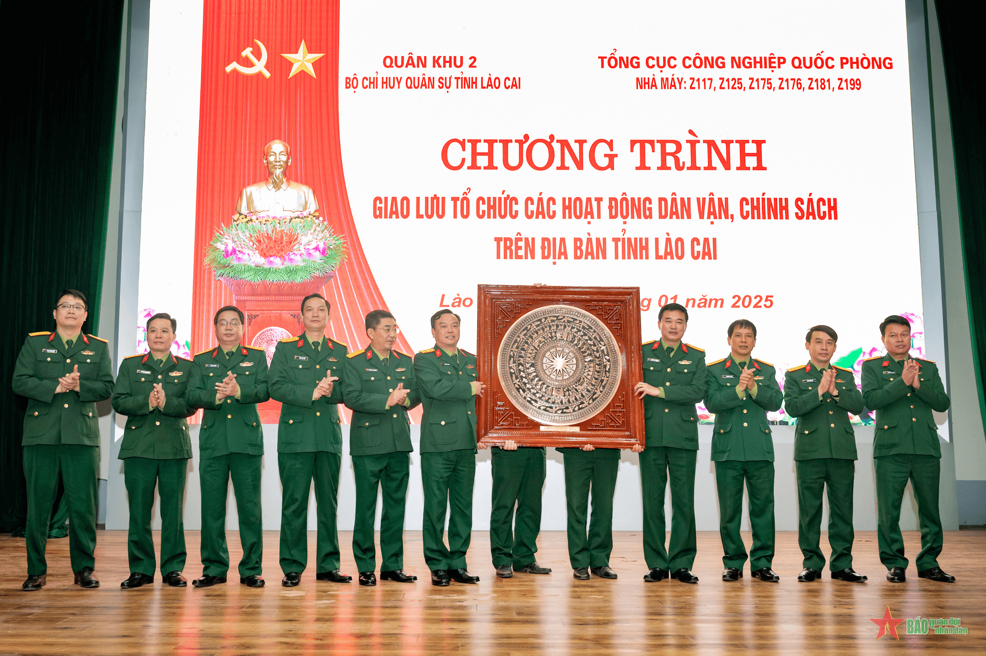 Đoàn các nhà máy Tổng cục Công nghiệp Quốc phòng tặng quà Tết tại Bộ CHQS tỉnh Lào Cai