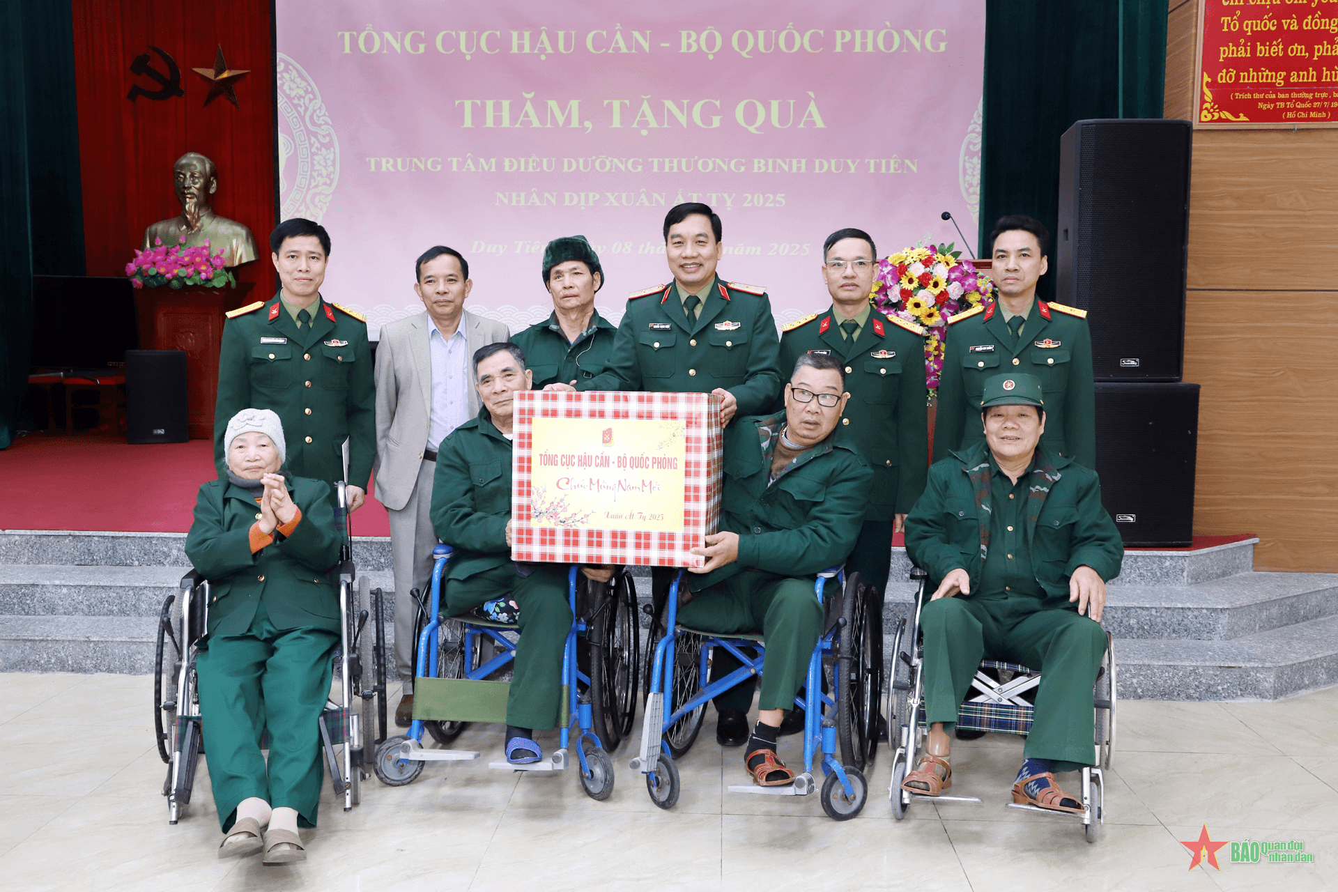 Tổng cục Hậu cần tổ chức các đoàn đến thăm, tặng quà Tết đối tượng chính sách