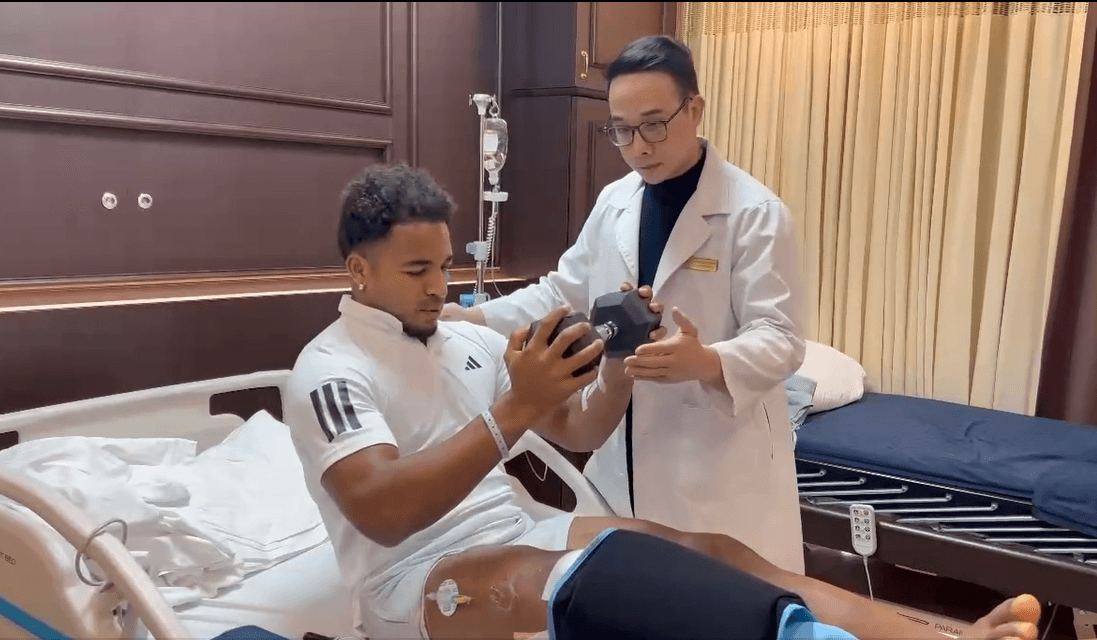 Tiền đạo Xuân Son tập luyện ngay trên giường bệnh