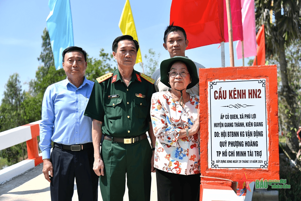 Kiên Giang: Khánh thành cầu giao thông nông thôn và tặng quà dịp Tết quân dân