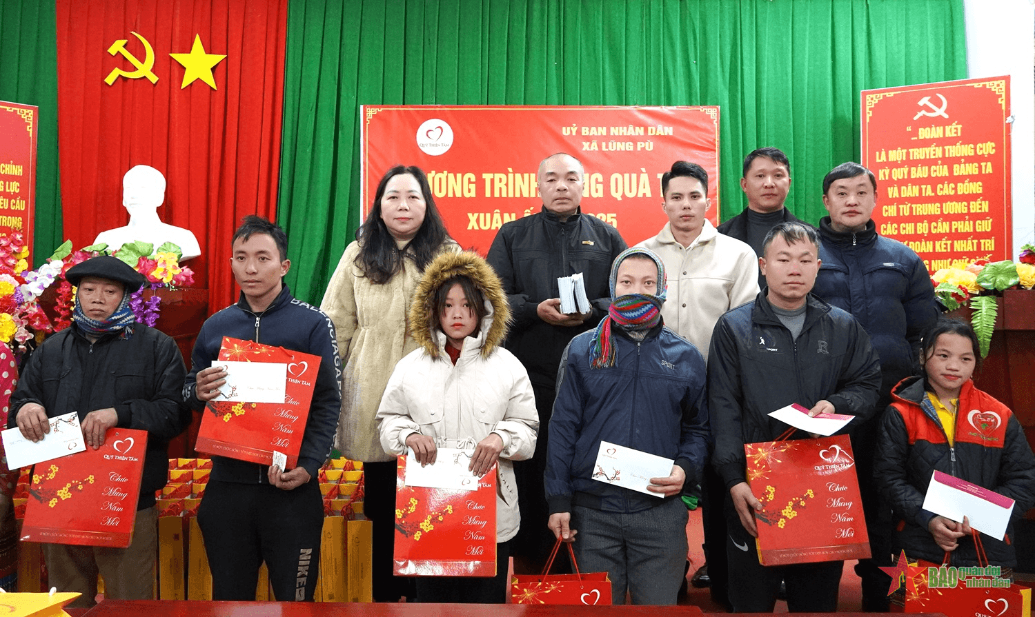 Quỹ Thiện Tâm - Tập đoàn Vingroup trao quà Tết tặng hộ nghèo tại Hà Giang