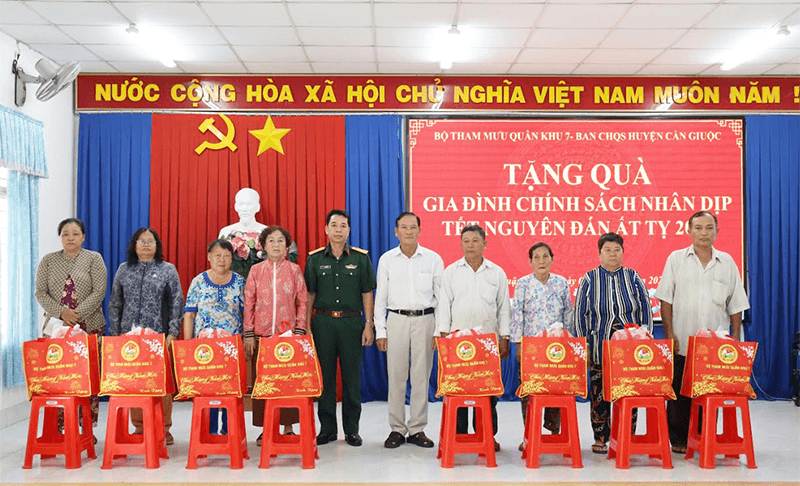 Bộ Tham mưu Quân khu 7 tặng quà Tết Ất Tỵ 2025 tại tỉnh Long An