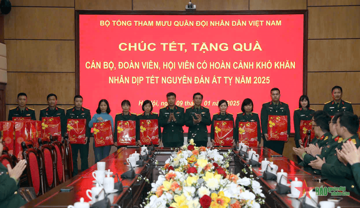 Bộ Tổng Tham mưu QĐND Việt Nam trao quà tặng đoàn viên, hội viên có hoàn cảnh khó khăn nhân dịp Tết Ất Tỵ
