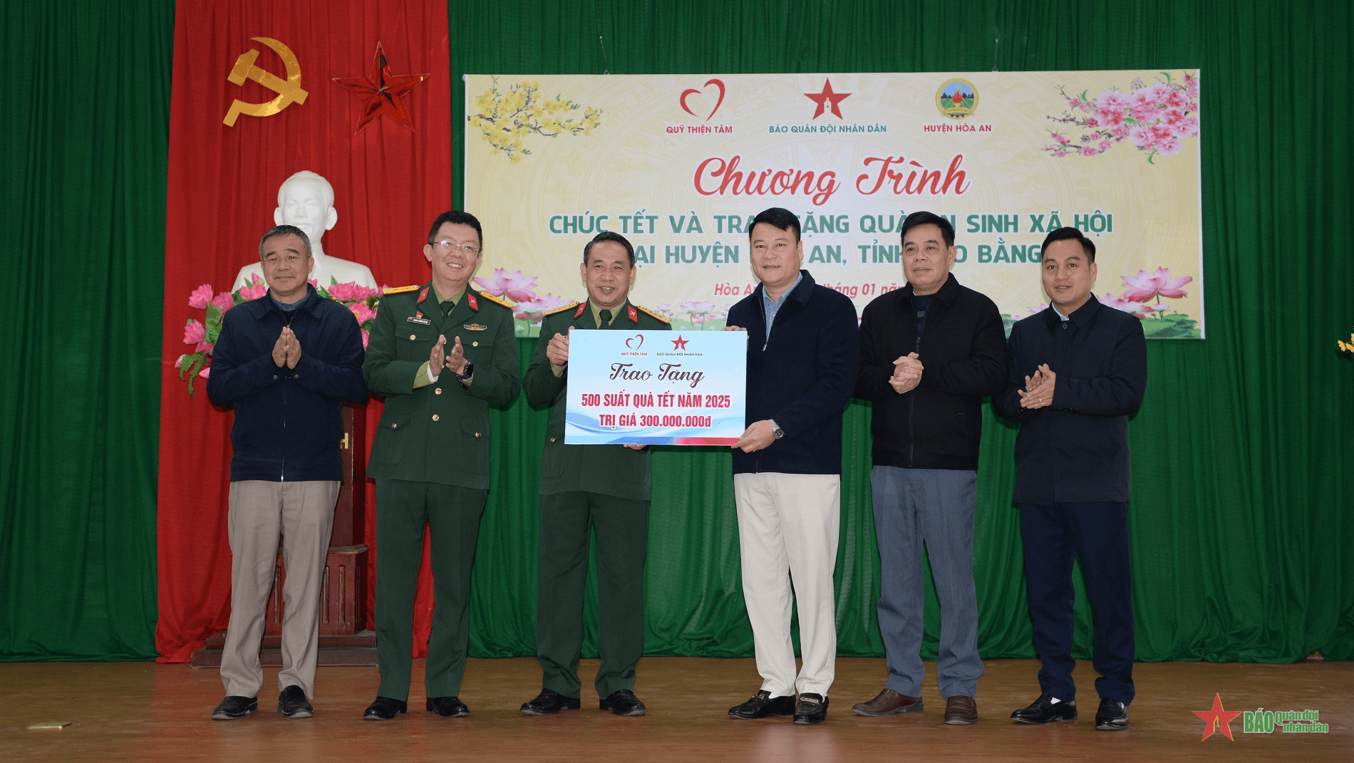 Báo Quân đội nhân dân và Quỹ Thiện Tâm-Tập đoàn Vingroup trao quà Tết tặng đồng bào tại Cao Bằng
