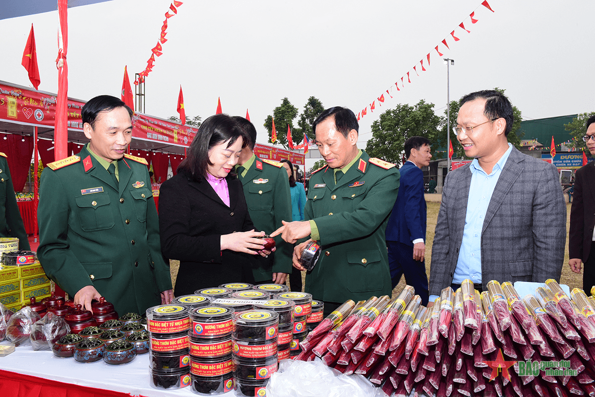 “Chợ Tết nhân ái - Xuân chung tay đoàn kết - Tết thắm tình quân dân”