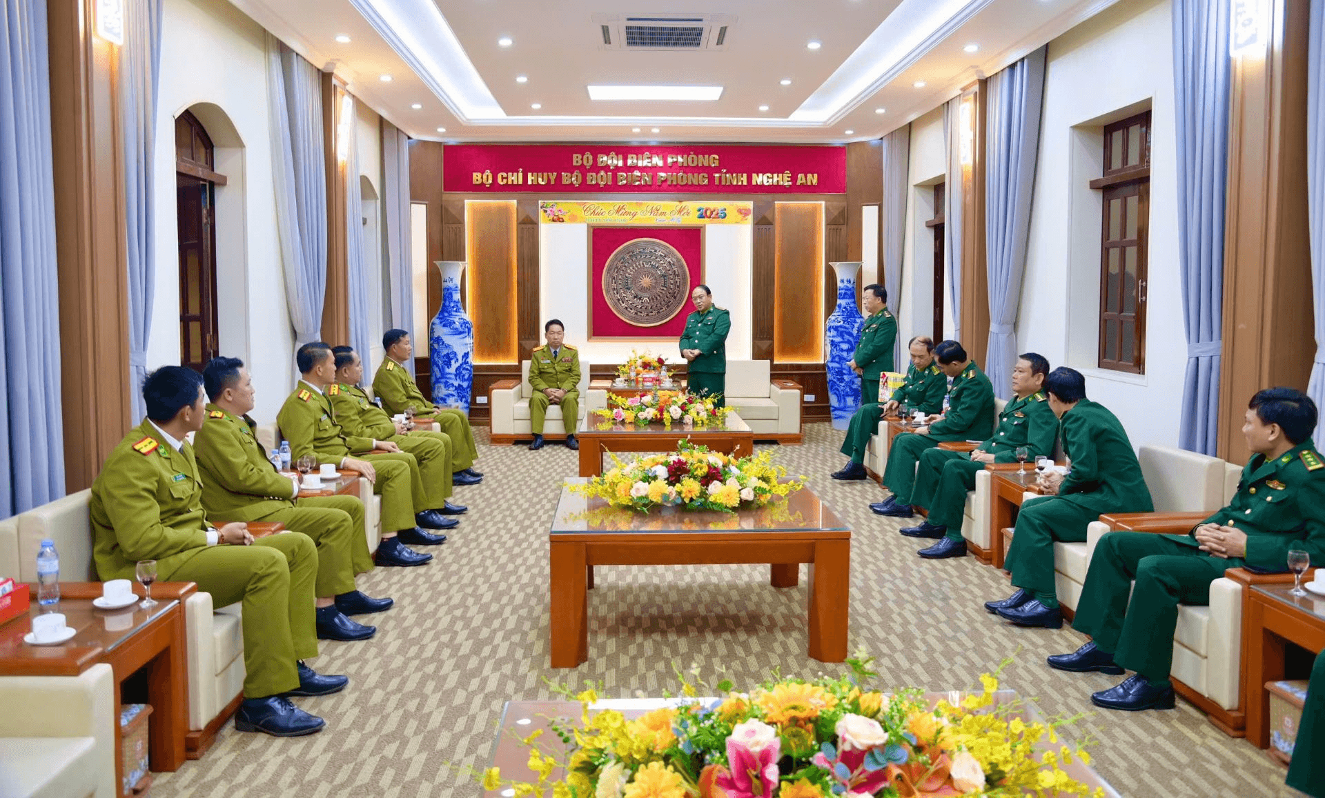 Công an tỉnh Bô Ly Khăm Xay (Lào) chúc Tết Bộ đội Biên phòng tỉnh Nghệ An