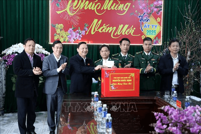 Phó chủ tịch Quốc hội Nguyễn Khắc Định trao quà Tết tại Thái Bình