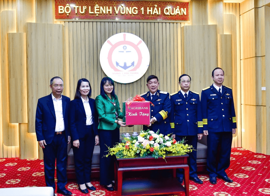 Agribank thăm và tặng quà cán bộ, chiến sĩ vùng biển đảo Đông Bắc nhân dịp Tết Ất Tỵ 2025
