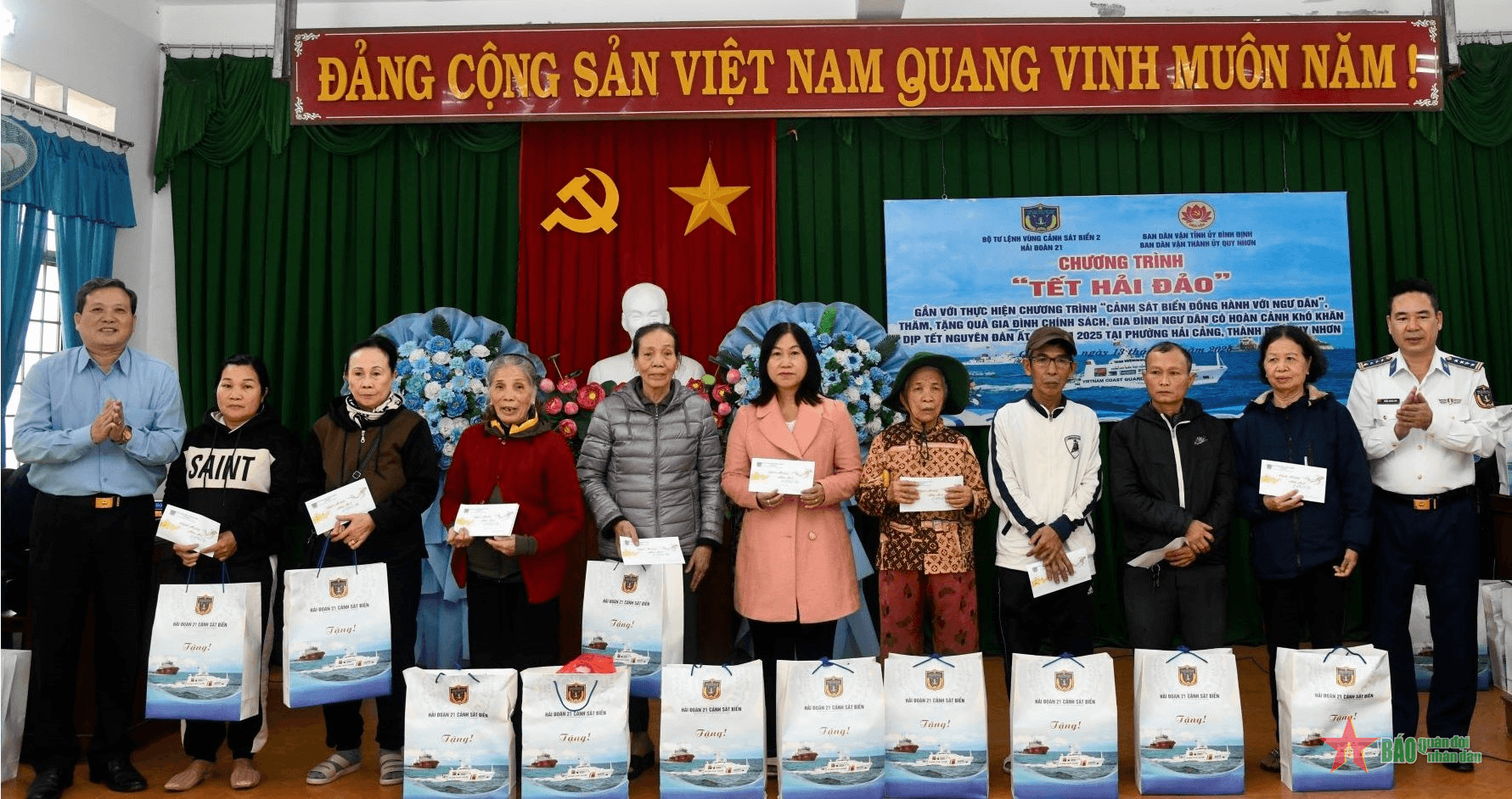 Hải đoàn 21 (Cảnh sát biển) tặng quà Tết gia đình ngư dân hoàn cảnh khó khăn