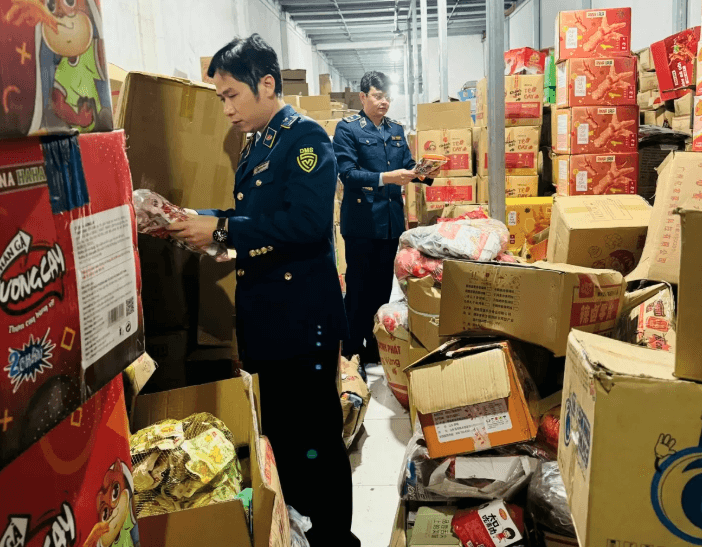 Tạm giữ gần 10.000 sản phẩm thực phẩm nhập lậu tại Vĩnh Phúc