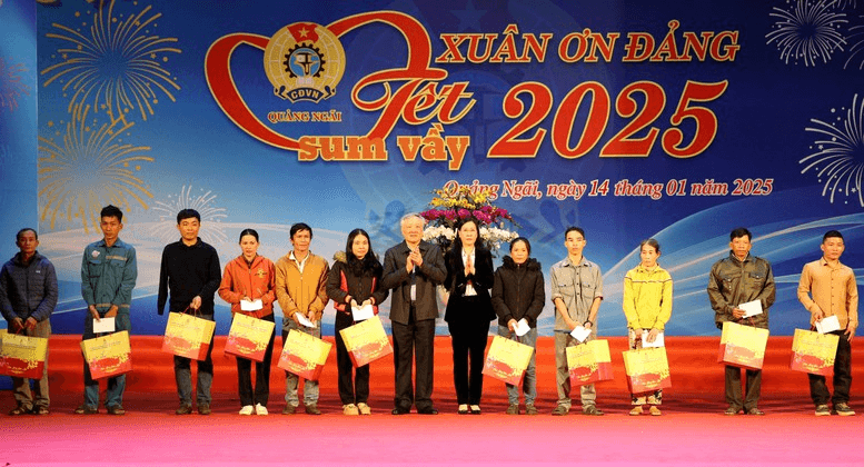 Phó thủ tướng Thường trực Nguyễn Hòa Bình dự chương trình Tết sum vầy - Xuân ơn Đảng năm 2025