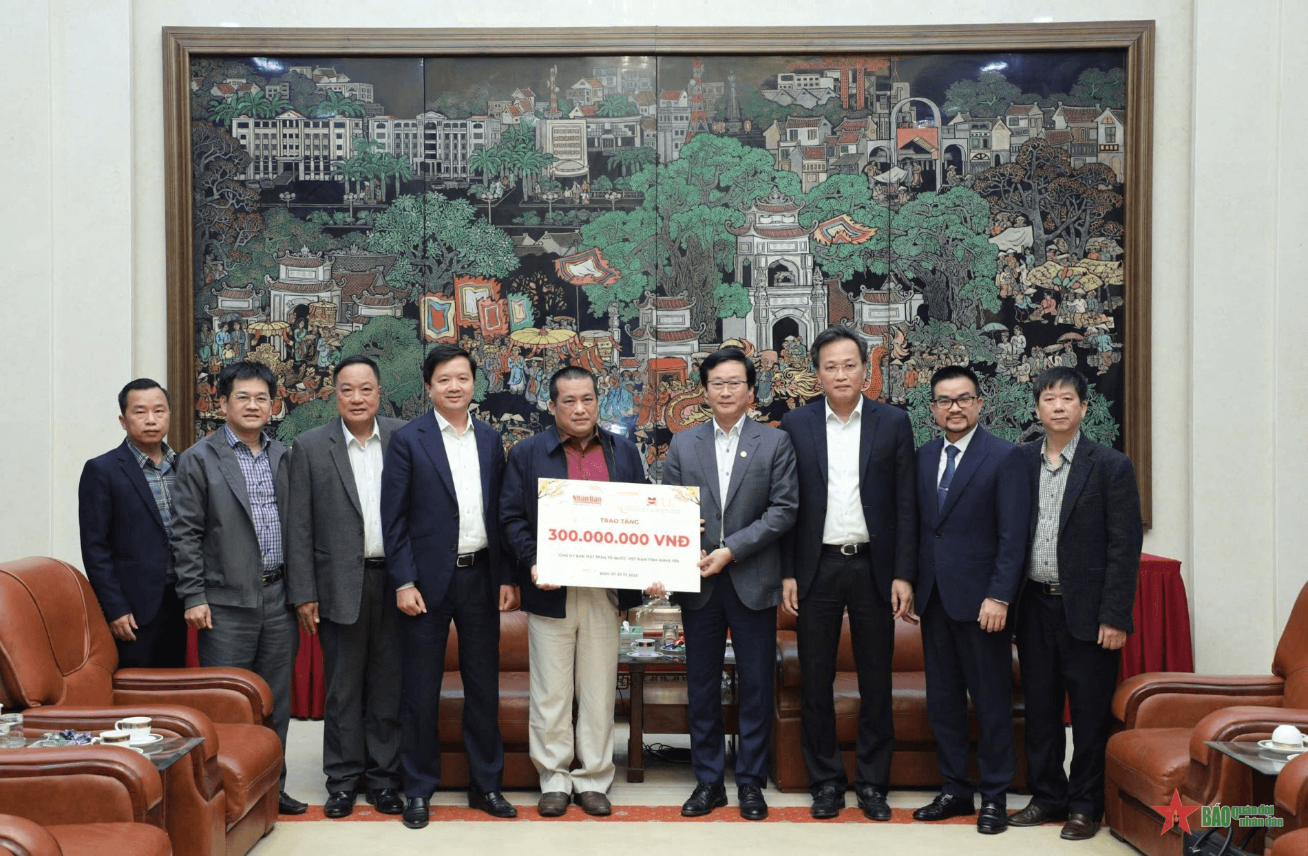 Công ty Cổ phần Văn hóa Đọc và Học Việt Nam trao quà Tết tại tỉnh Hưng Yên