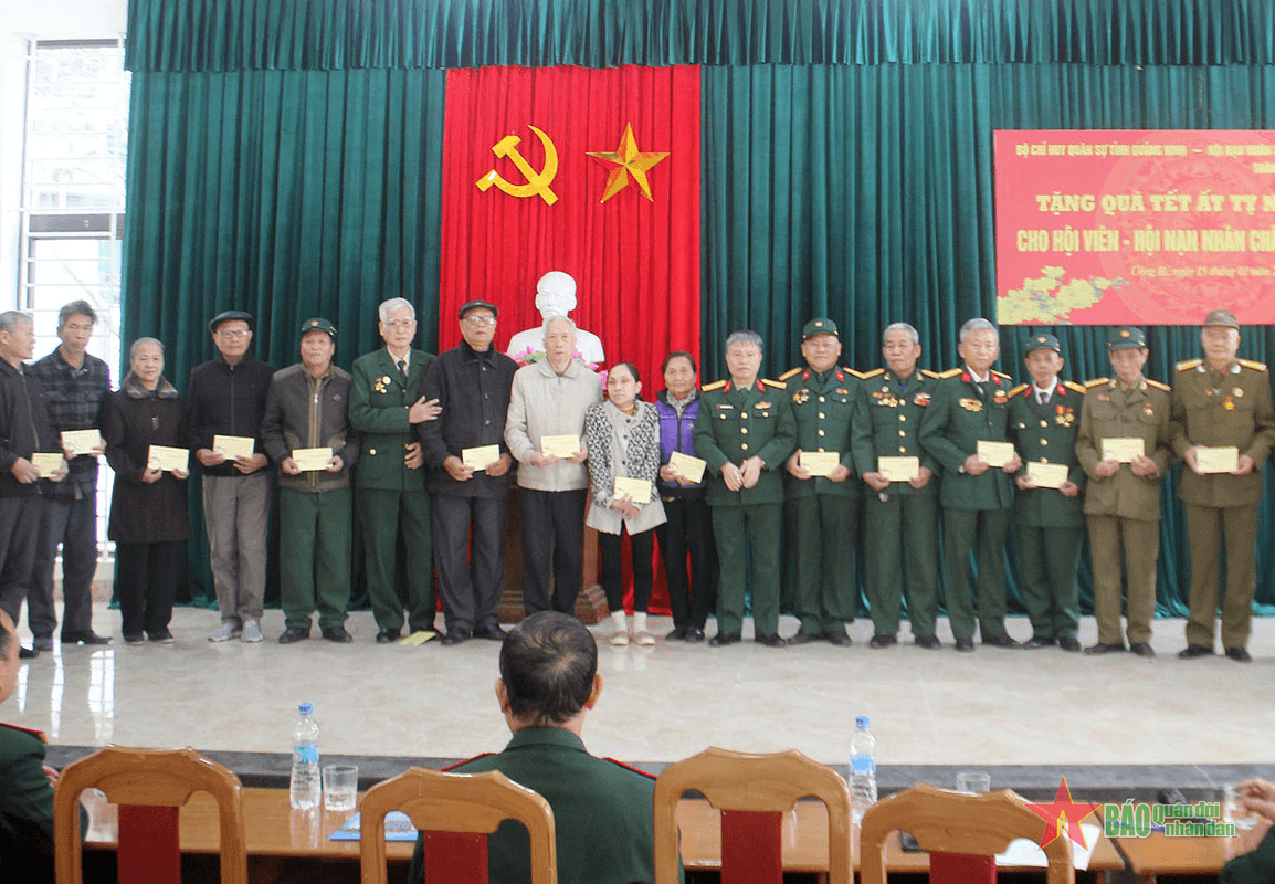 Bộ CHQS tỉnh Quảng Ninh: Tặng quà nạn nhân chất độc da cam tại TP Uông Bí