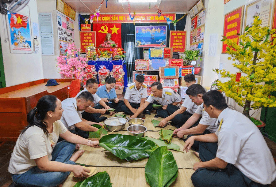 Tết sớm nhà giàn