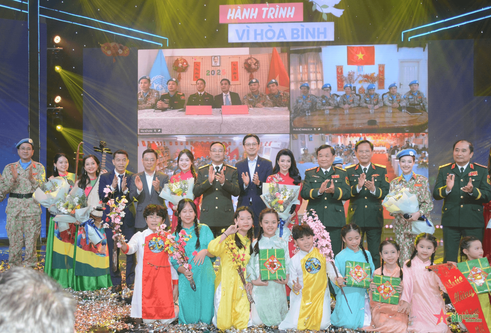 Mang hơi ấm Tết quê hương đến với các chiến sĩ mũ nồi xanh