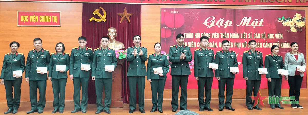 Học viện Chính trị gặp mặt, tặng quà Tết Ất Tỵ 2025