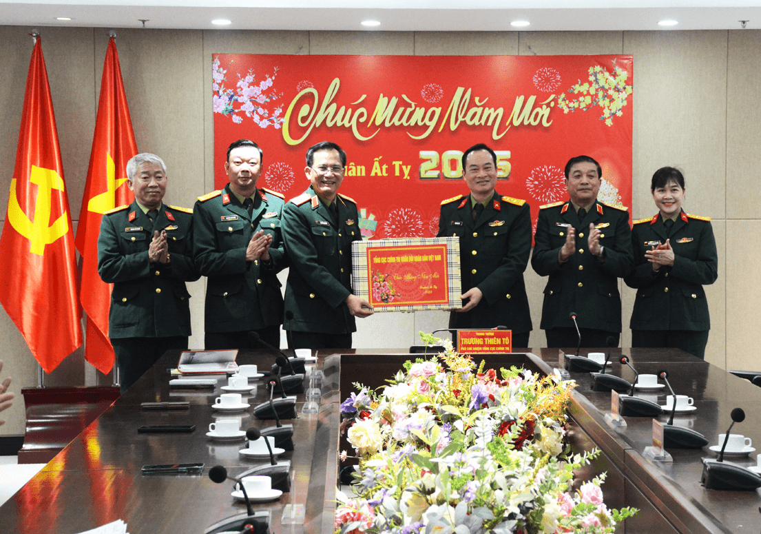 Trung tướng Trương Thiên Tô thăm, kiểm tra, chúc Tết Trung tâm Phát thanh-Truyền hình Quân đội và Thư viện Quân đội