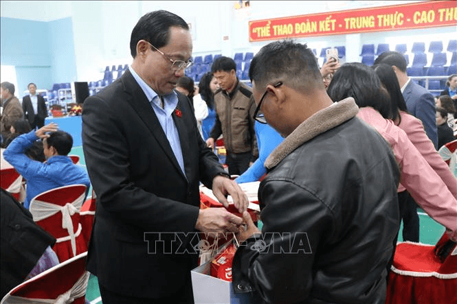 Phó chủ tịch Quốc hội Trần Quang Phương tặng quà đoàn viên, người lao động tại tỉnh Kon Tum