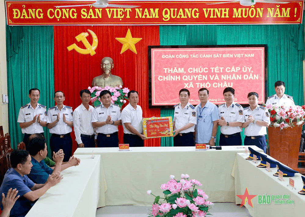 Bộ tư lệnh Cảnh sát biển Việt Nam kiểm tra SSCĐ và tặng quà tại xã đảo Thổ Châu