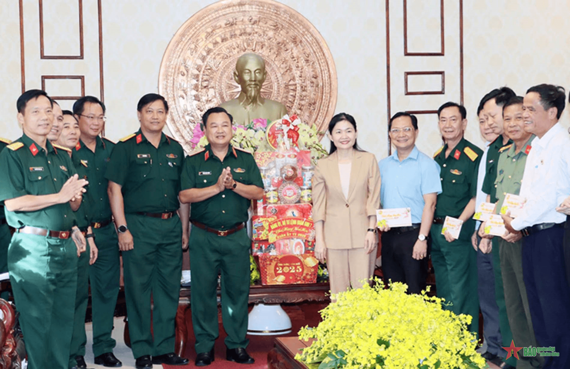 Quân khu 7 thăm, chúc Tết quân và dân tỉnh Bình Phước