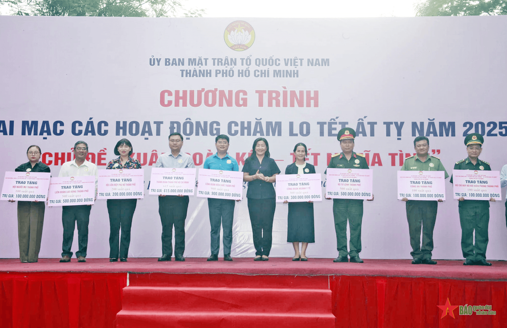 TP Hồ Chí Minh: Trao hơn 200.000 suất quà Tết đến đối tượng hoàn cảnh khó khăn