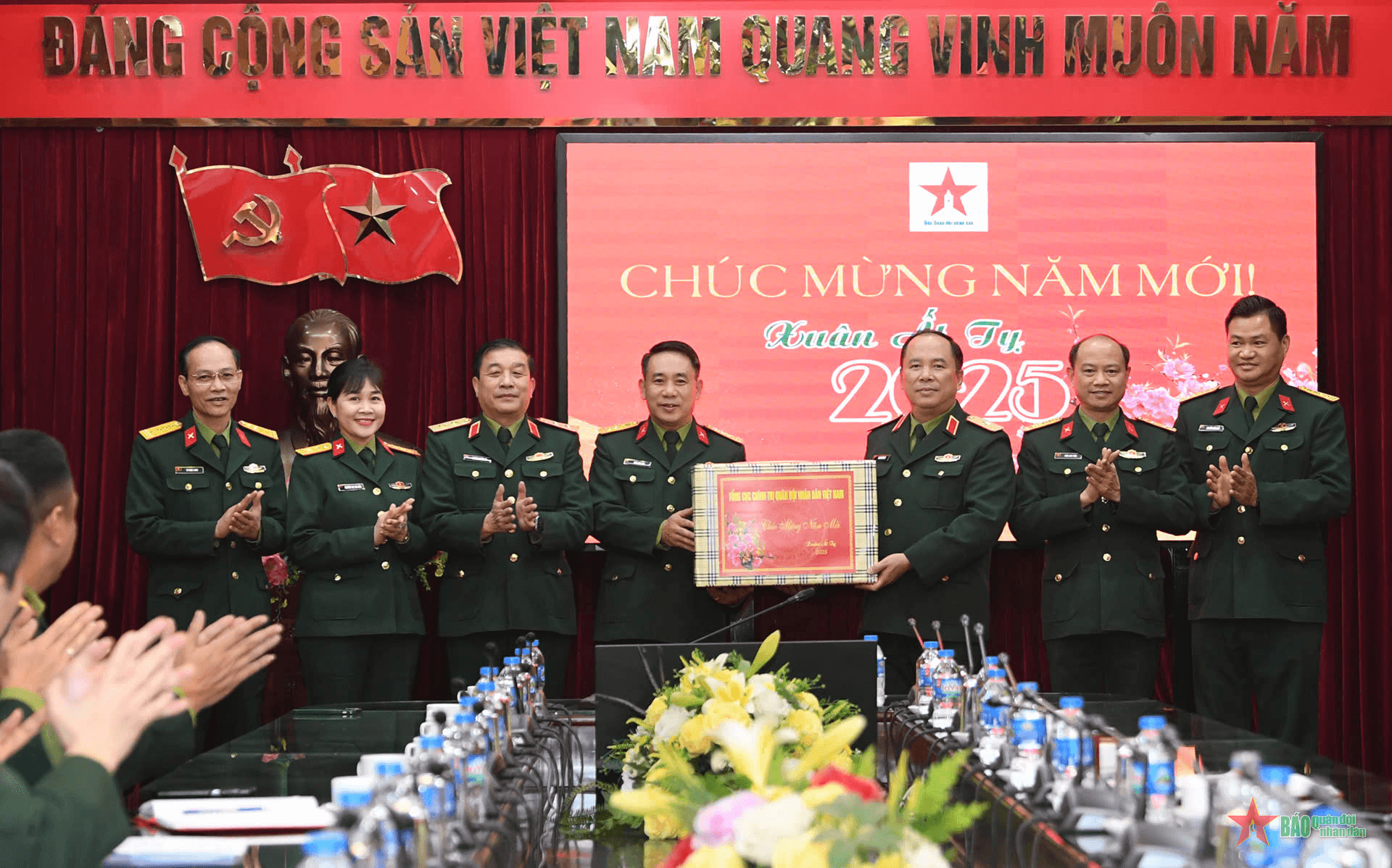 Trung tướng Trương Thiên Tô thăm, chúc Tết Báo Quân đội nhân dân