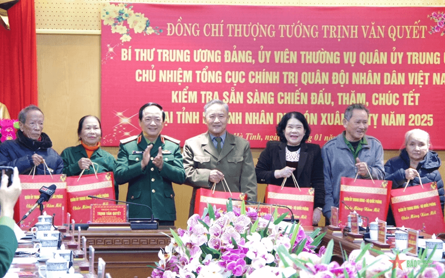 Thượng tướng Trịnh Văn Quyết kiểm tra, chúc Tết tại các địa phương, đơn vị Quân khu 4
