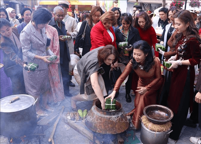 “Bản hòa ca Tết Việt”: Phu nhân Tổng Bí thư Tô Lâm và các nữ Đại sứ trổ tài gói bánh chưng