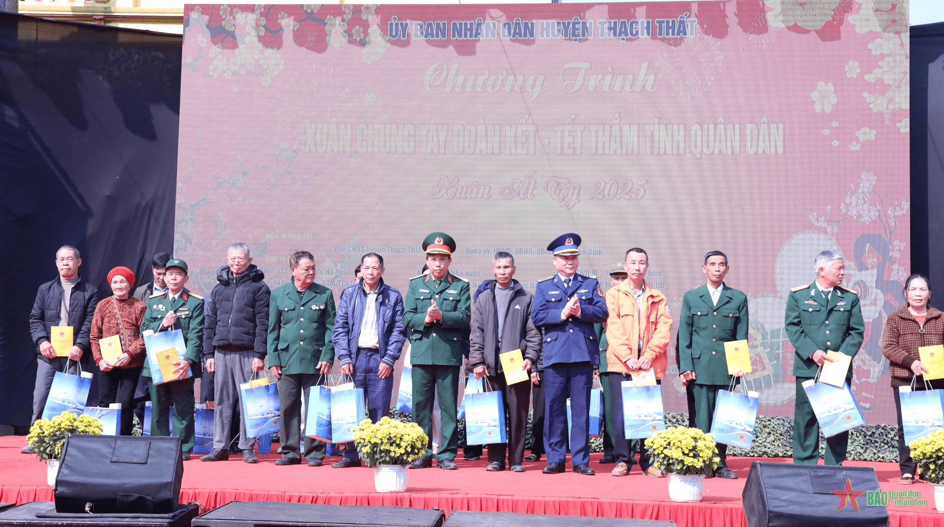 “Xuân chung tay đoàn kết-Tết thắm tình quân dân” tại Thạch Thất, Hà Nội