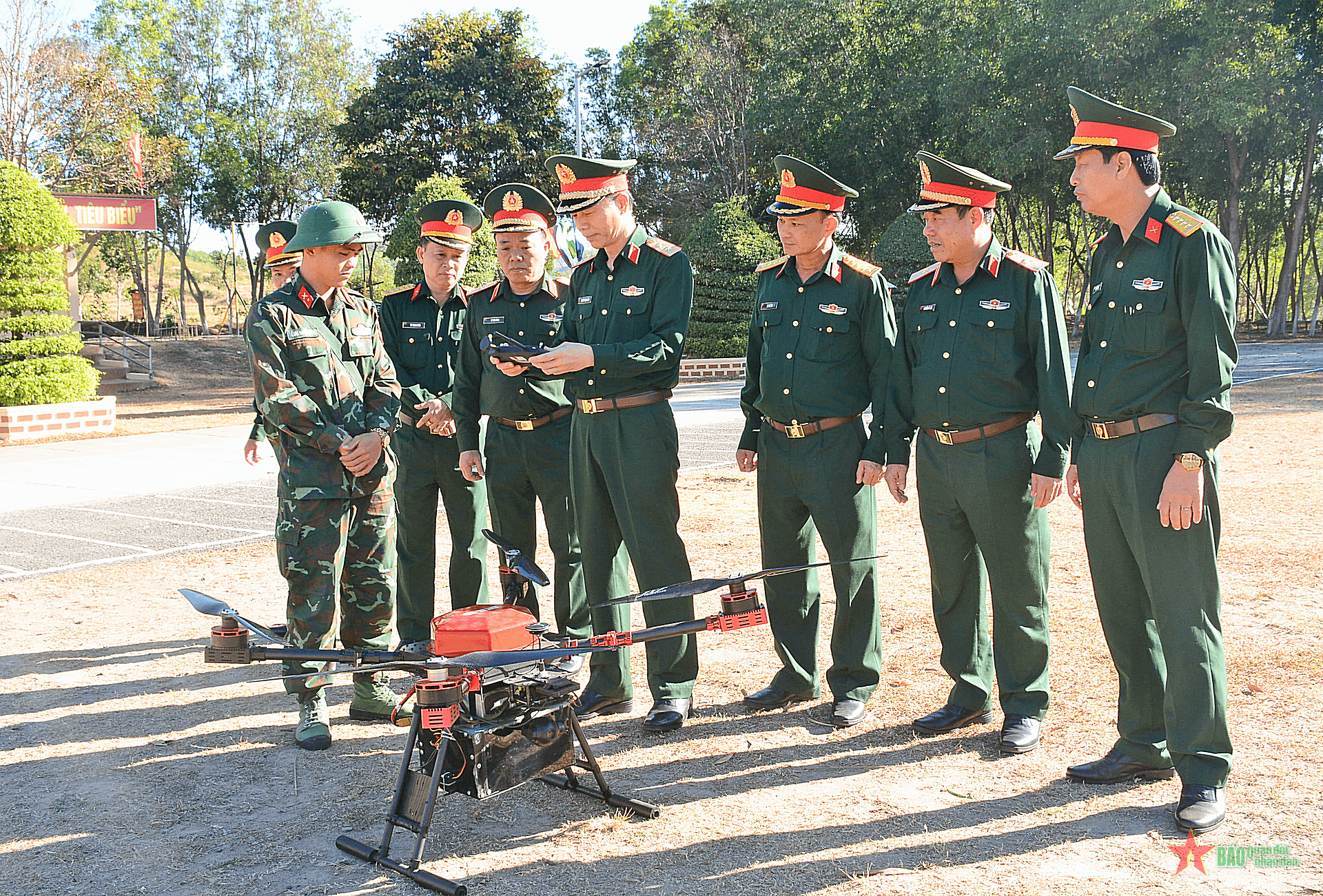 Trung tướng Nguyễn Trọng Bình kiểm tra công tác sẵn sàng chiến đấu tại Trung đoàn Bộ binh 28