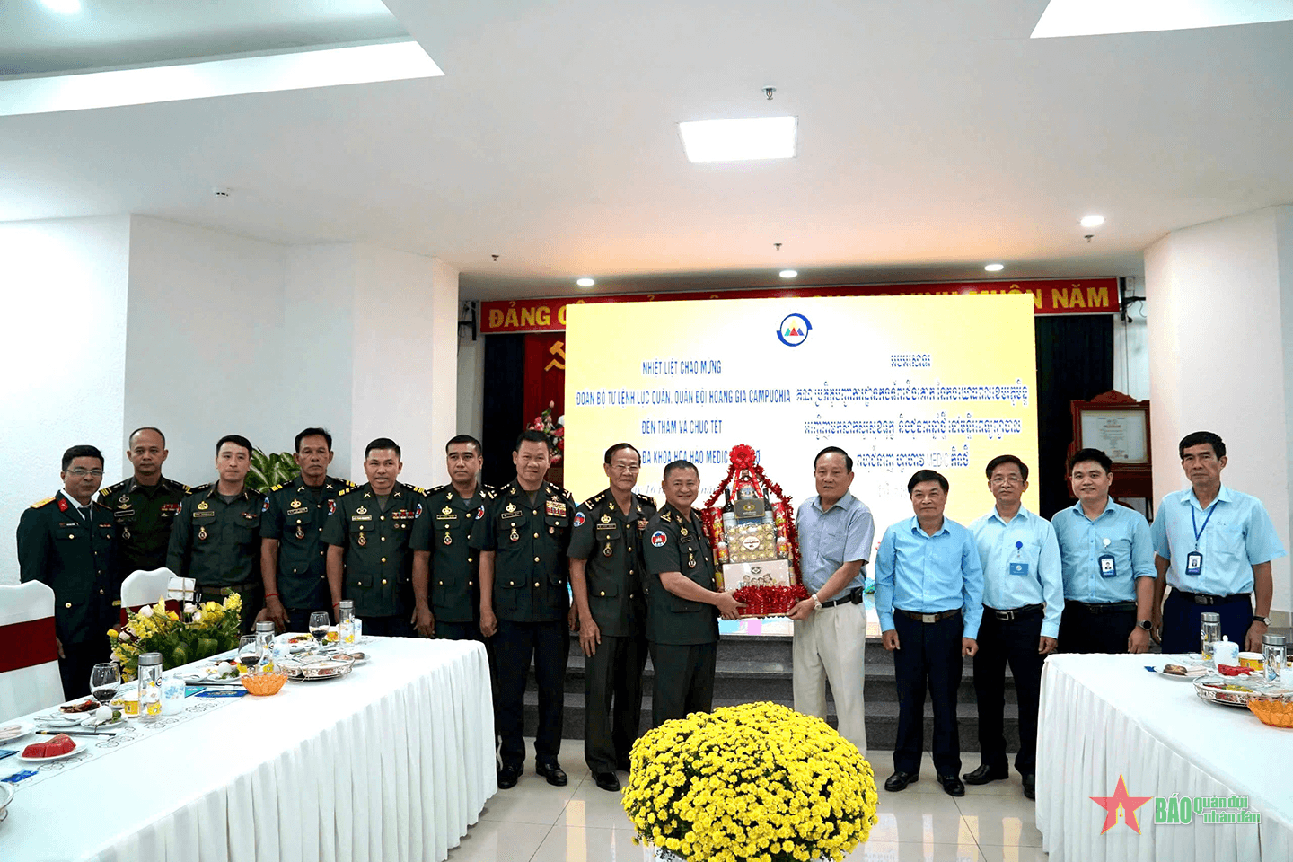 Bộ tư lệnh Lục quân Quân đội Hoàng gia Campuchia thăm và chúc Tết Nguyên đán