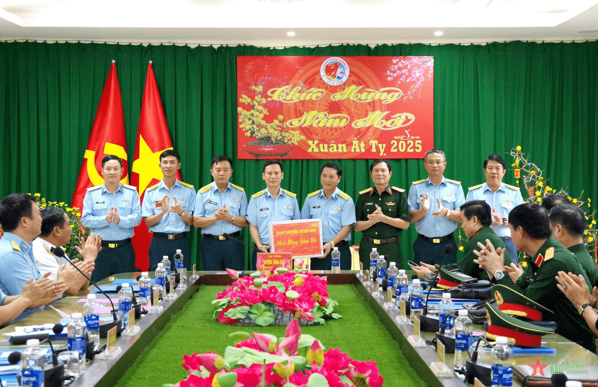 Đại tướng Nguyễn Tân Cương kiểm tra, chúc Tết các đơn vị tại TP Cam Ranh