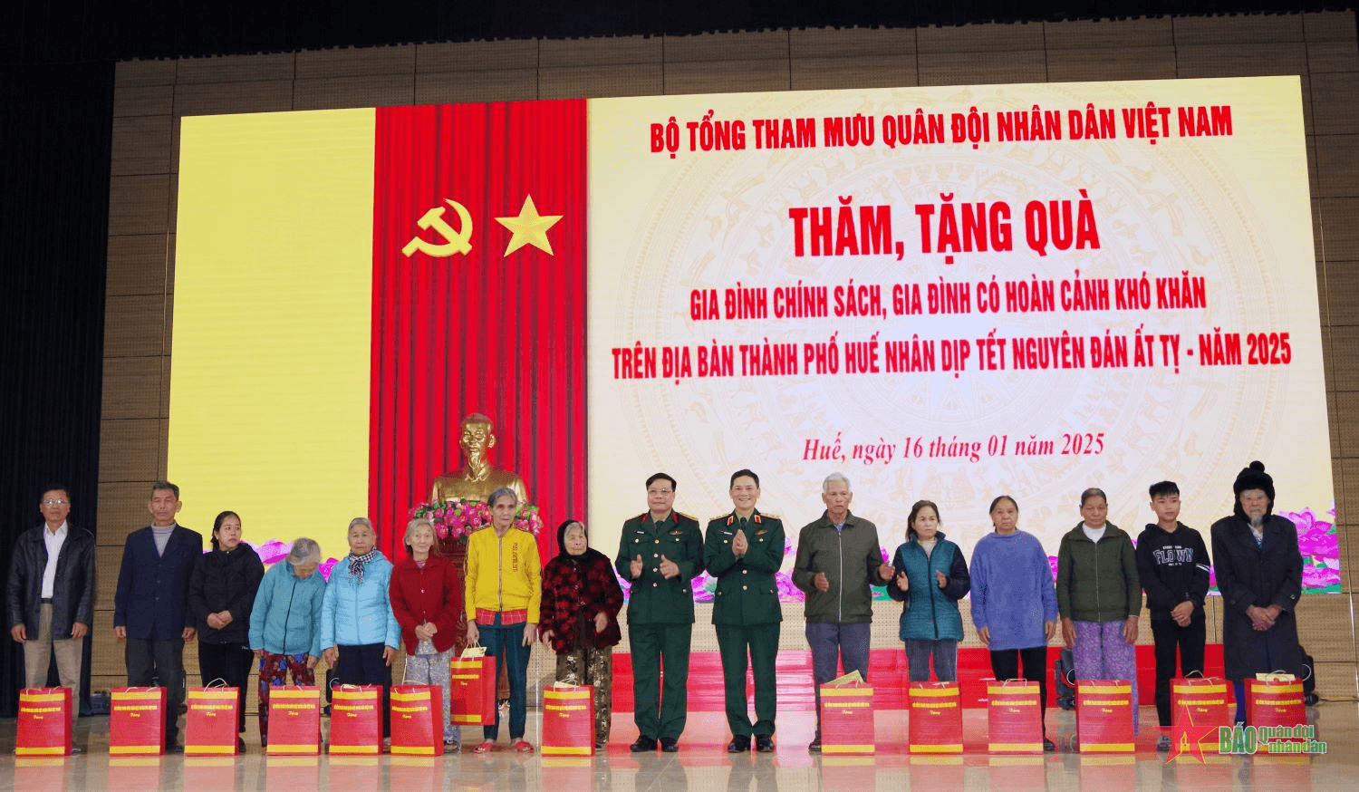 Trung tướng Phạm Trường Sơn kiểm tra, chúc Tết các đơn vị trên địa bàn thành phố Huế