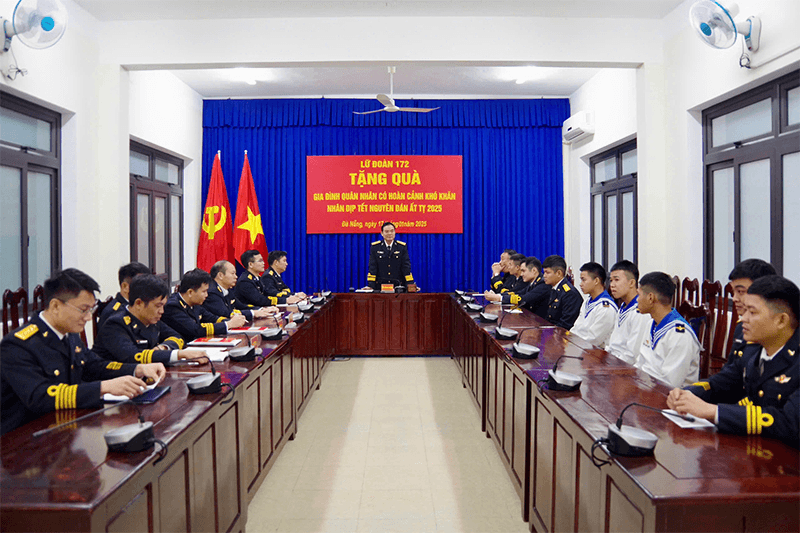 Lữ đoàn 172 (Vùng 3 Hải quân) gặp mặt, tặng quà quân nhân có hoàn cảnh khó khăn