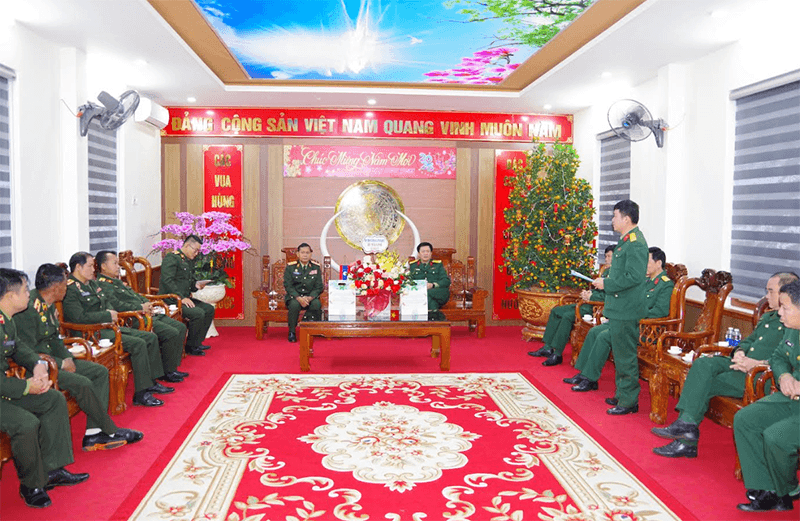 Bộ CHQS tỉnh Savannakhet thăm, chúc Tết Sư đoàn 968 (Quân khu 4)