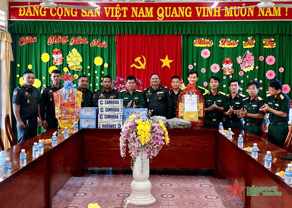 Long An: Chi khu quân sự huyện Svay Chrum thăm, chúc Tết Ban CHQS huyện Vĩnh Hưng