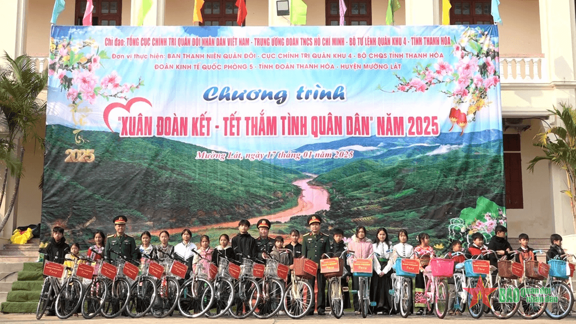 “Xuân đoàn kết - Tết thắm tình quân dân” tại Mường Lát, Thanh Hóa